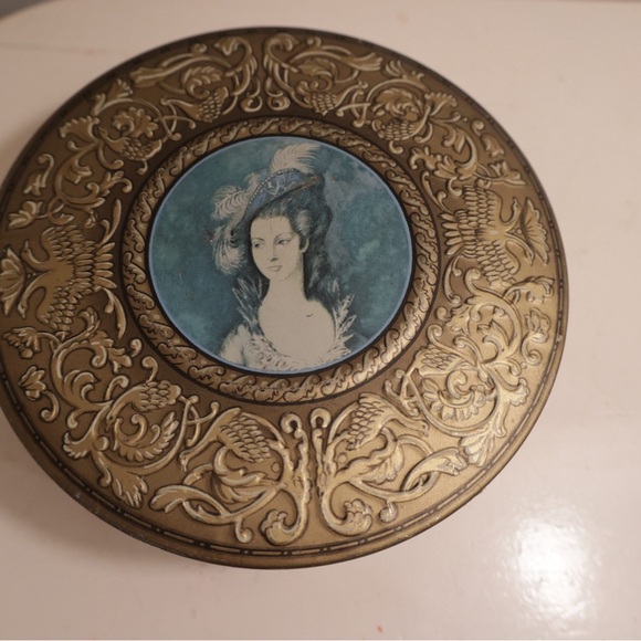 Vintage Ornate Gold and Blue Decorative tin - Picture 9 of 10
